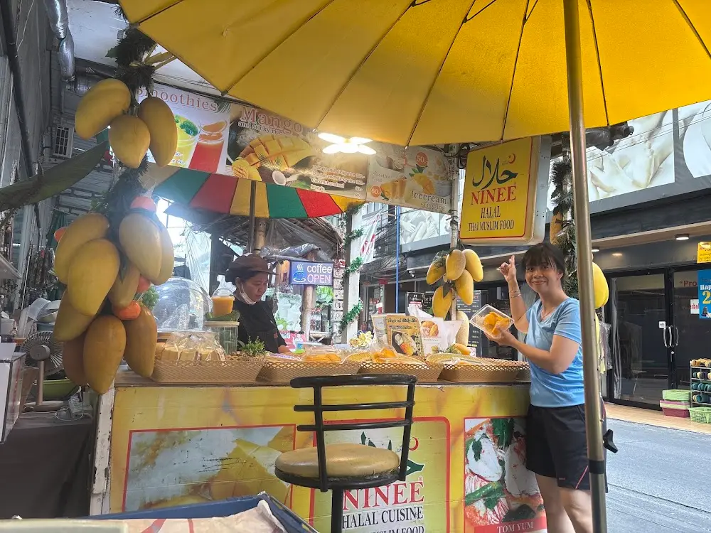 "NINEE HALAL CUISINE THAI MUSLIM FOOD"