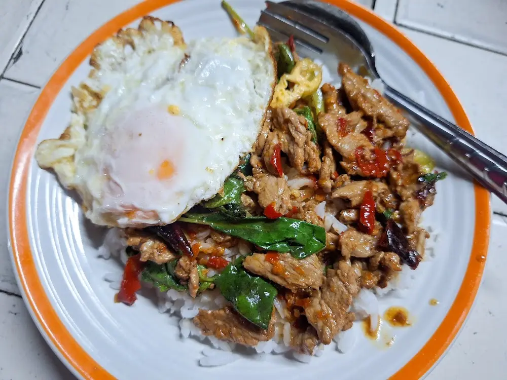 ร้านครัวริมราง by ยายติ๊ก ฮาลาล100%