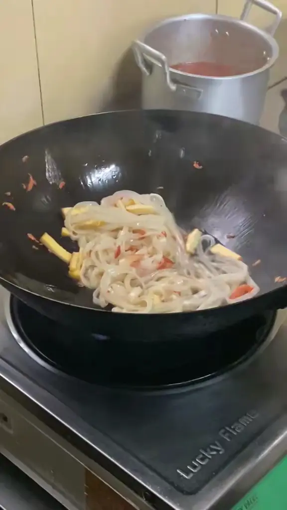 The Hidden Halal Pad Thai ไก่หอมฮาล้าล ผัดไทยร้านลับ